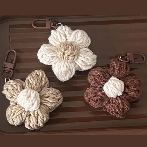BLOOMIRIA – Pleteni privezak u obliku cveta