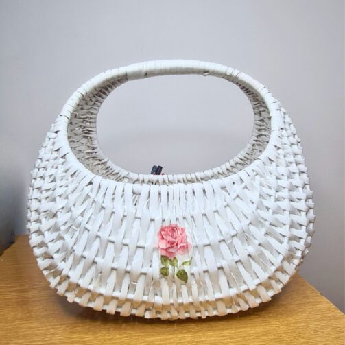 Perla - ručno pletena korpa sa ružom