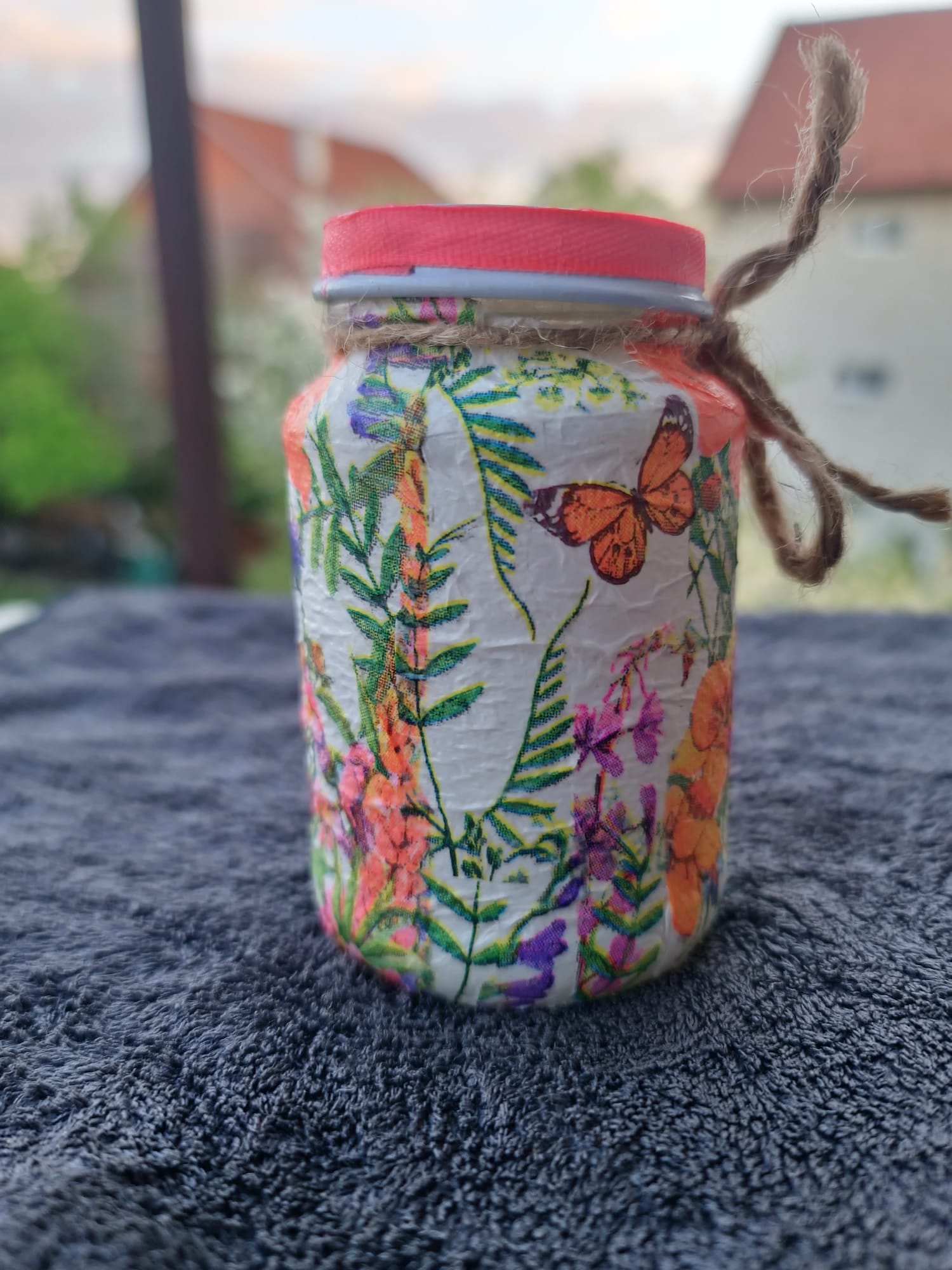 Flora Lepota – Dekupaž tegla sa cvetnim i leptir motivima